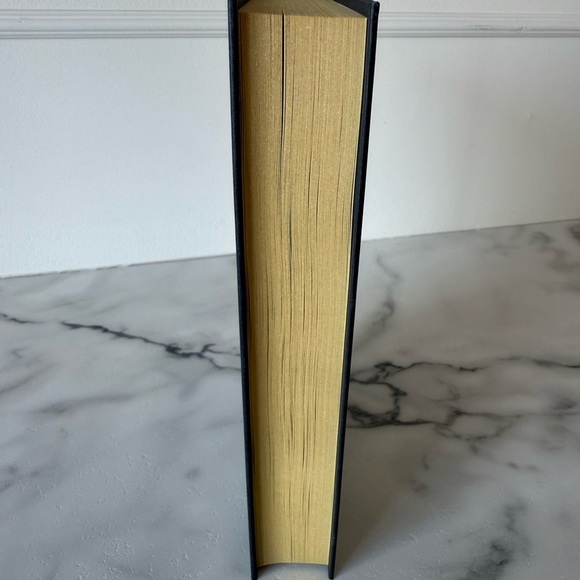 Fairyloot Sorcery of Thorns and An Enchantment of Ravens - Picture 3 of 9